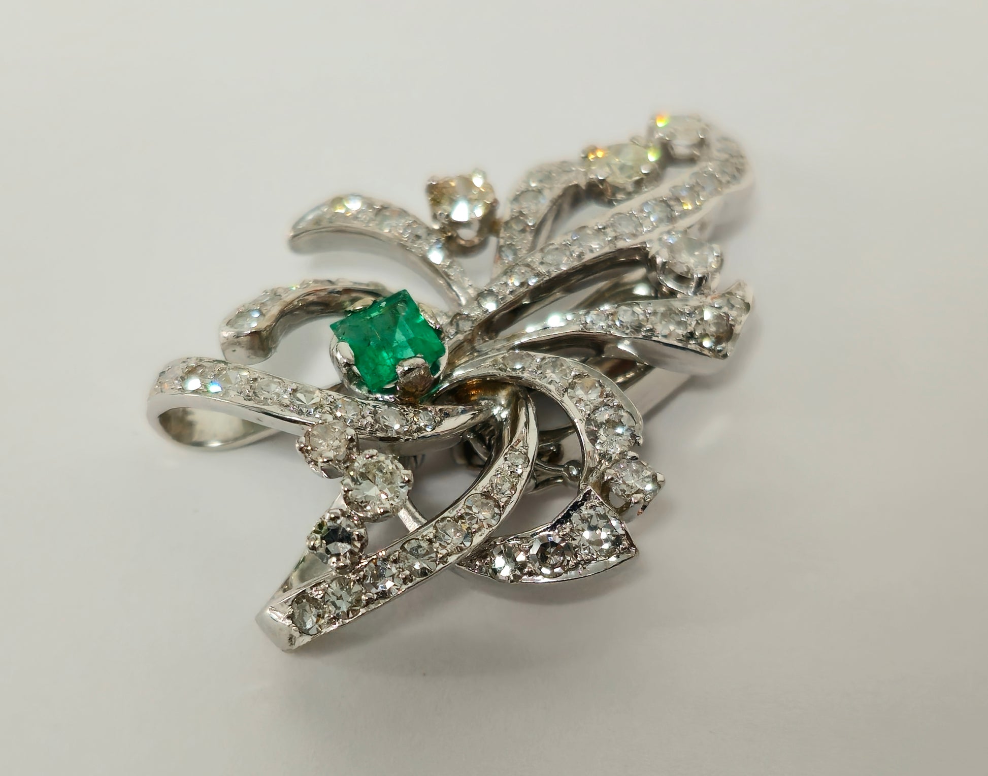 7.50 Carat VVS Diamond and Colombian Emerald Pin - Pristine Diamonds