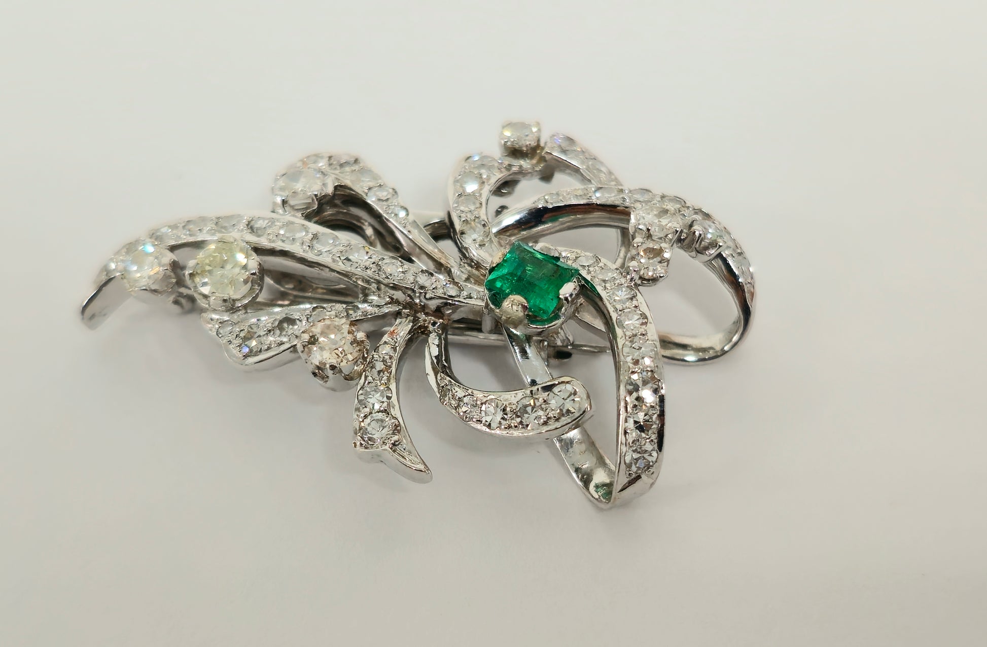 7.50 Carat VVS Diamond and Colombian Emerald Pin - Pristine Diamonds
