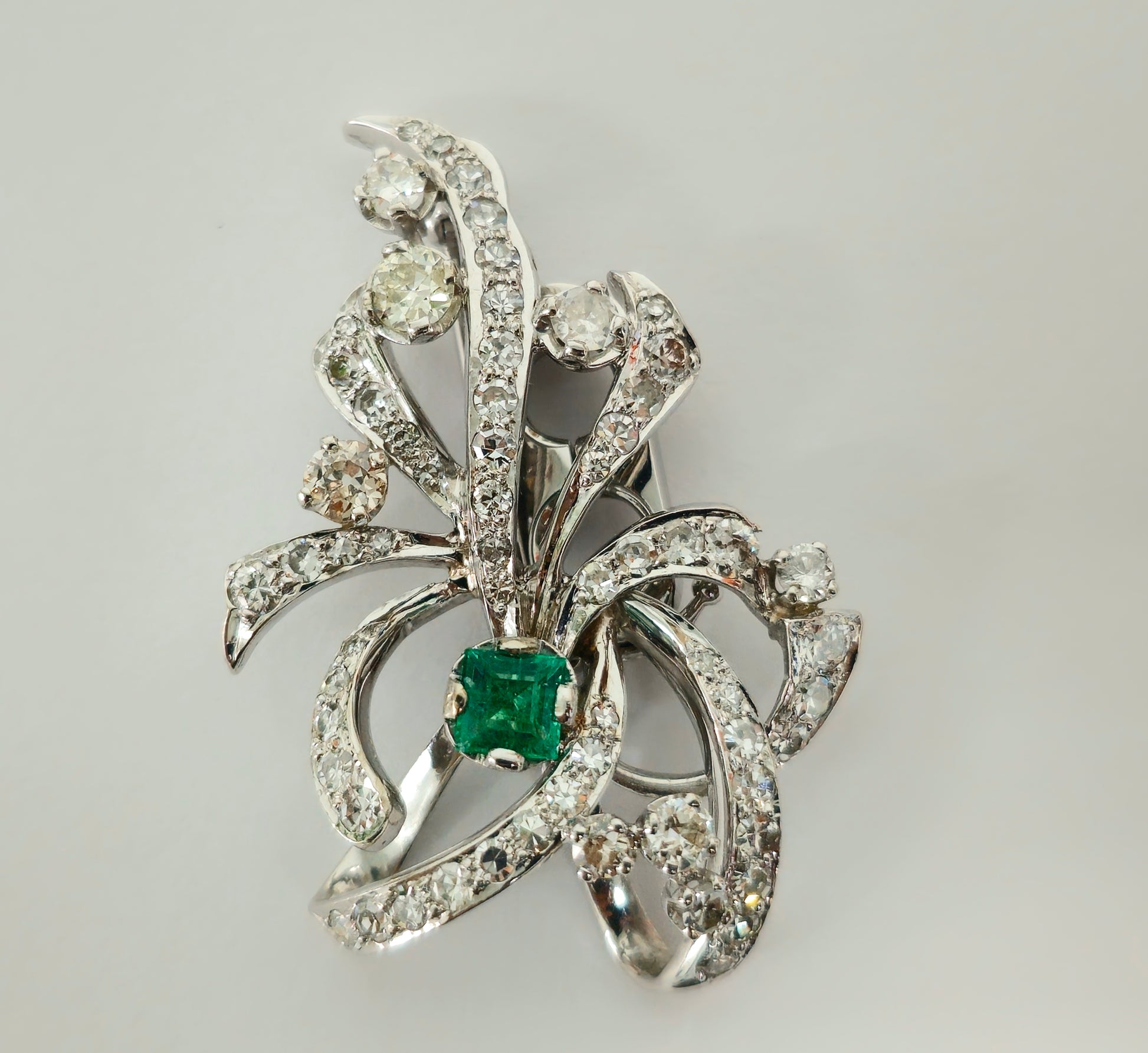 7.50 Carat VVS Diamond and Colombian Emerald Pin - Pristine Diamonds