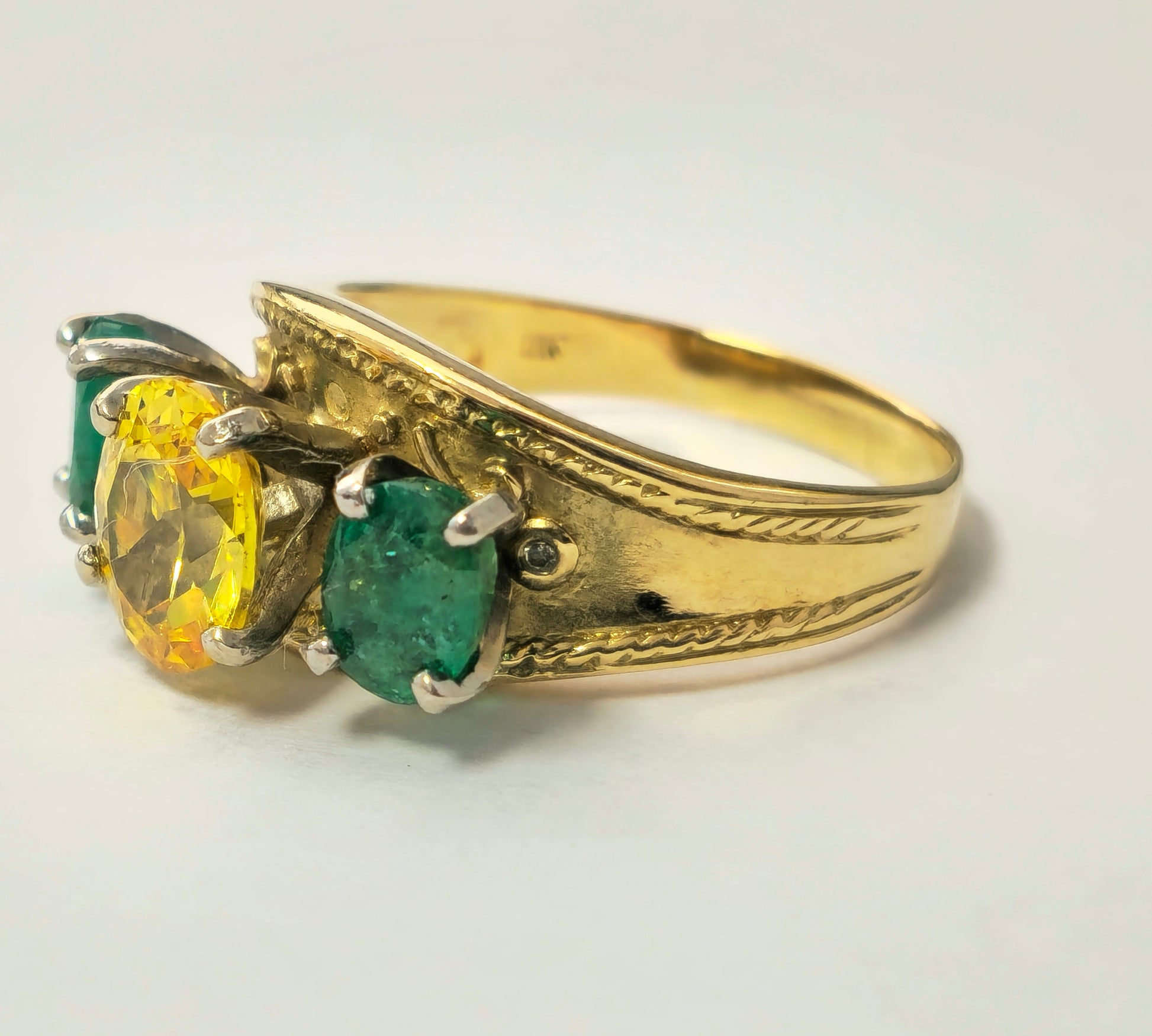 Yellow Sapphire & Emerald Cocktail Ring in 18k yellow Gold - Pristine Diamonds