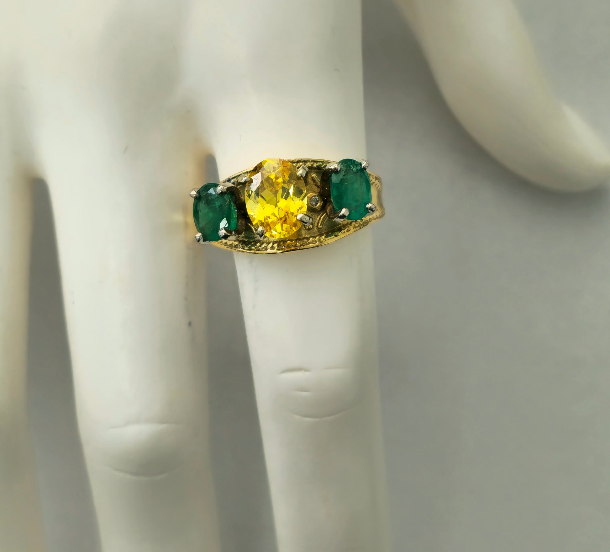 Yellow Sapphire & Emerald Cocktail Ring in 18k yellow Gold - Pristine Diamonds