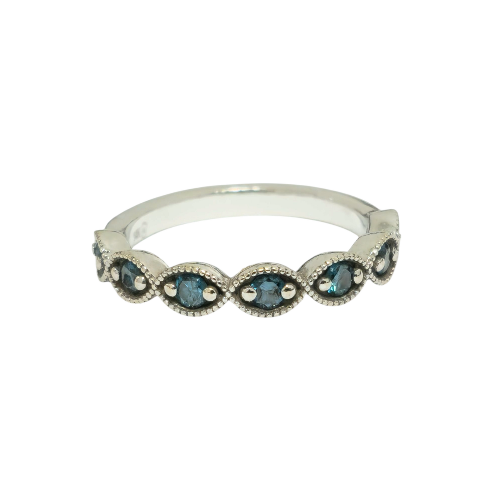Vintage blue sapphire band ring in 14k gold with a classic design, featuring a central blue sapphire gemstone.