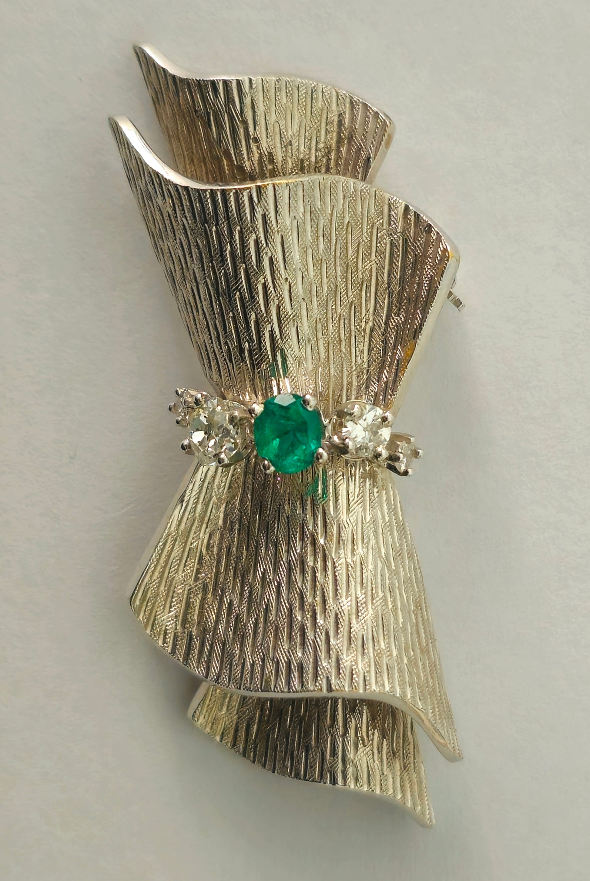 18k White Gold VINTAGE. DIAMOND AND EMERALD PIN - Pristine Diamonds
