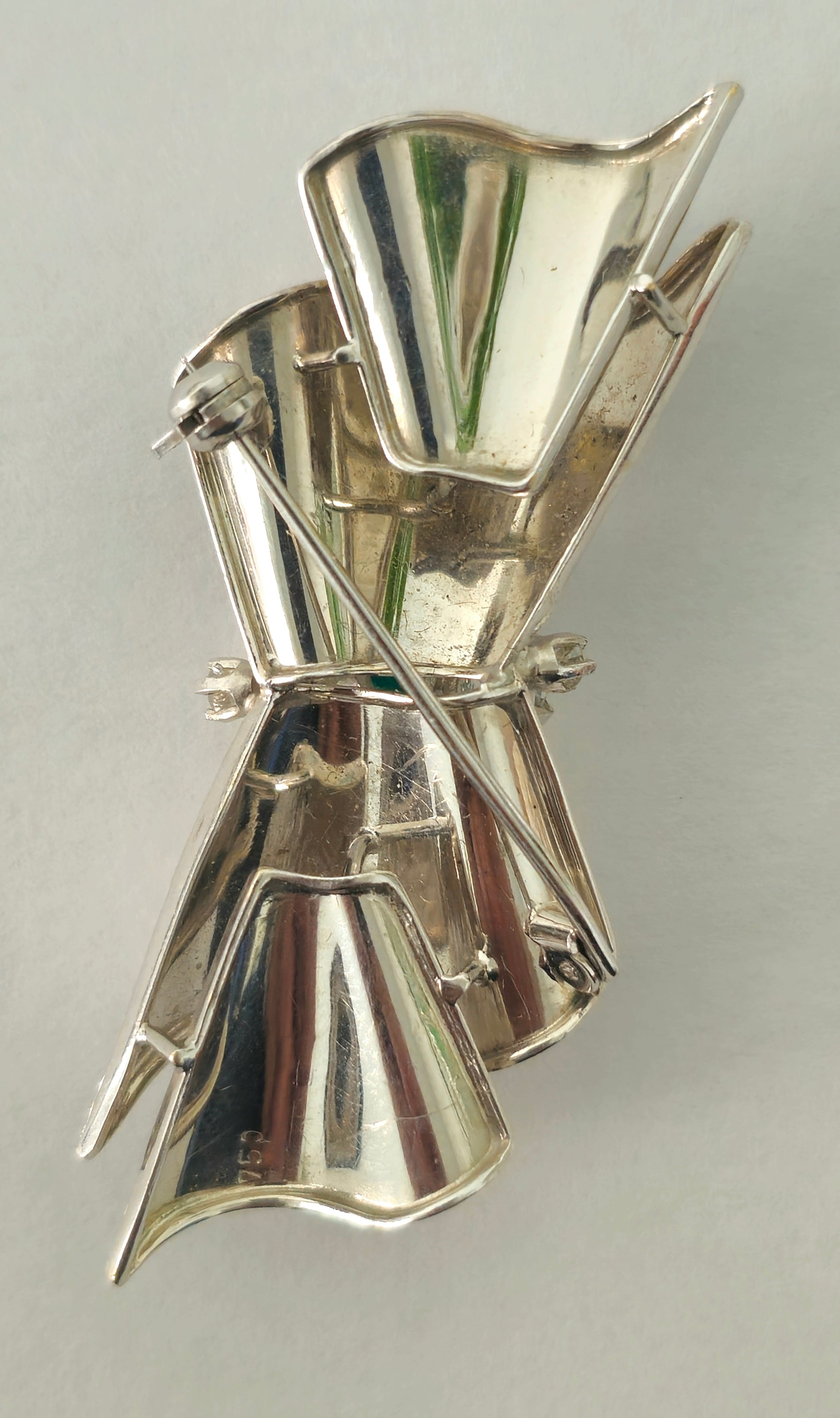 18k White Gold VINTAGE. DIAMOND AND EMERALD PIN - Pristine Diamonds