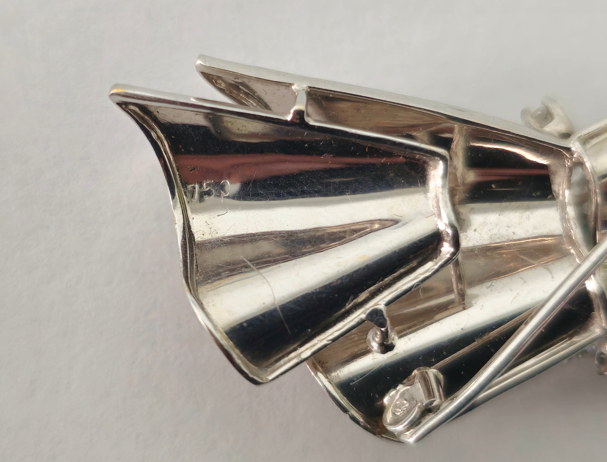 18k White Gold VINTAGE. DIAMOND AND EMERALD PIN - Pristine Diamonds