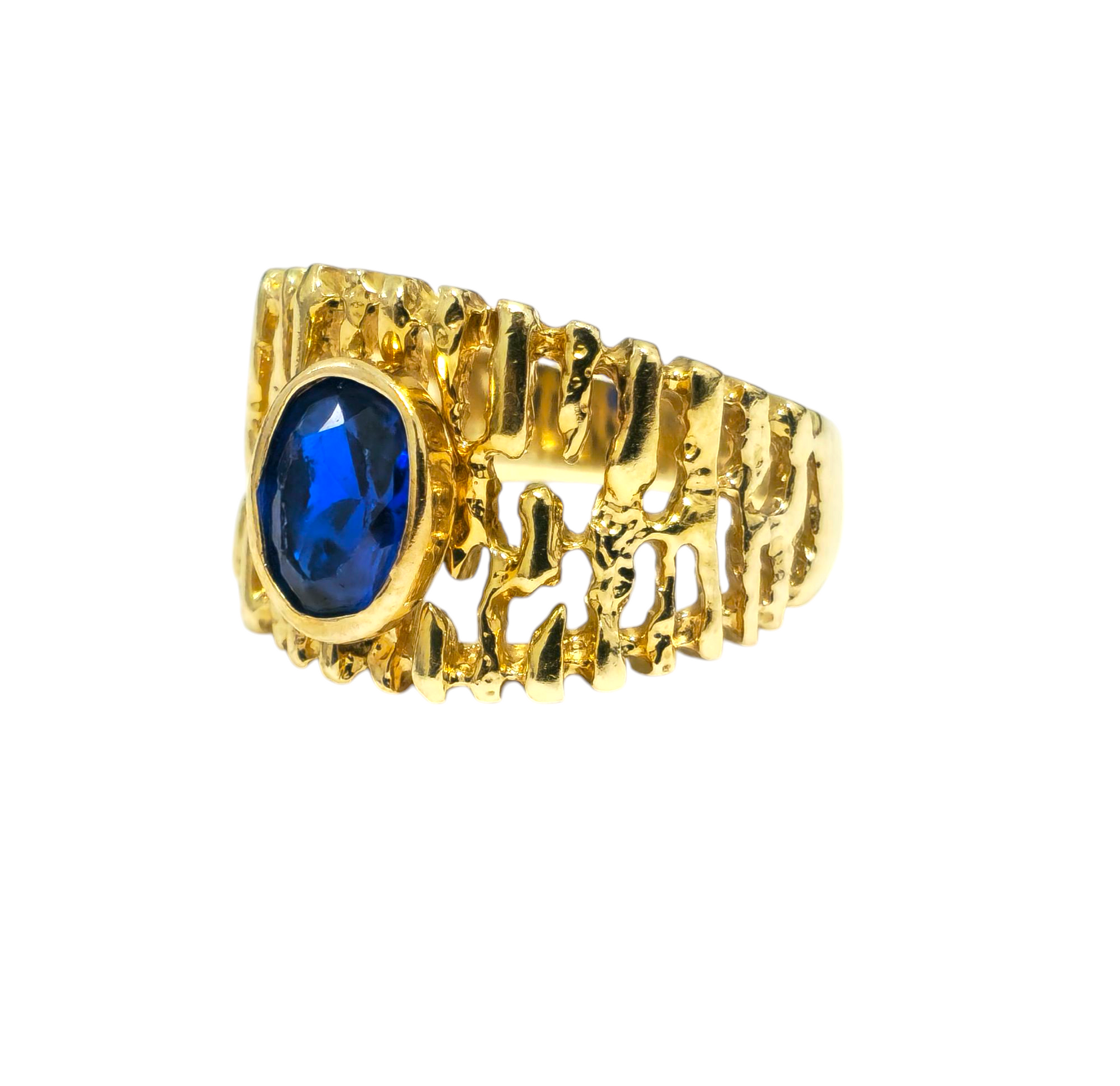 Natural blue sapphire ring in 14k gold with a mid-century design, featuring a beautiful blue sapphire gemstone.
