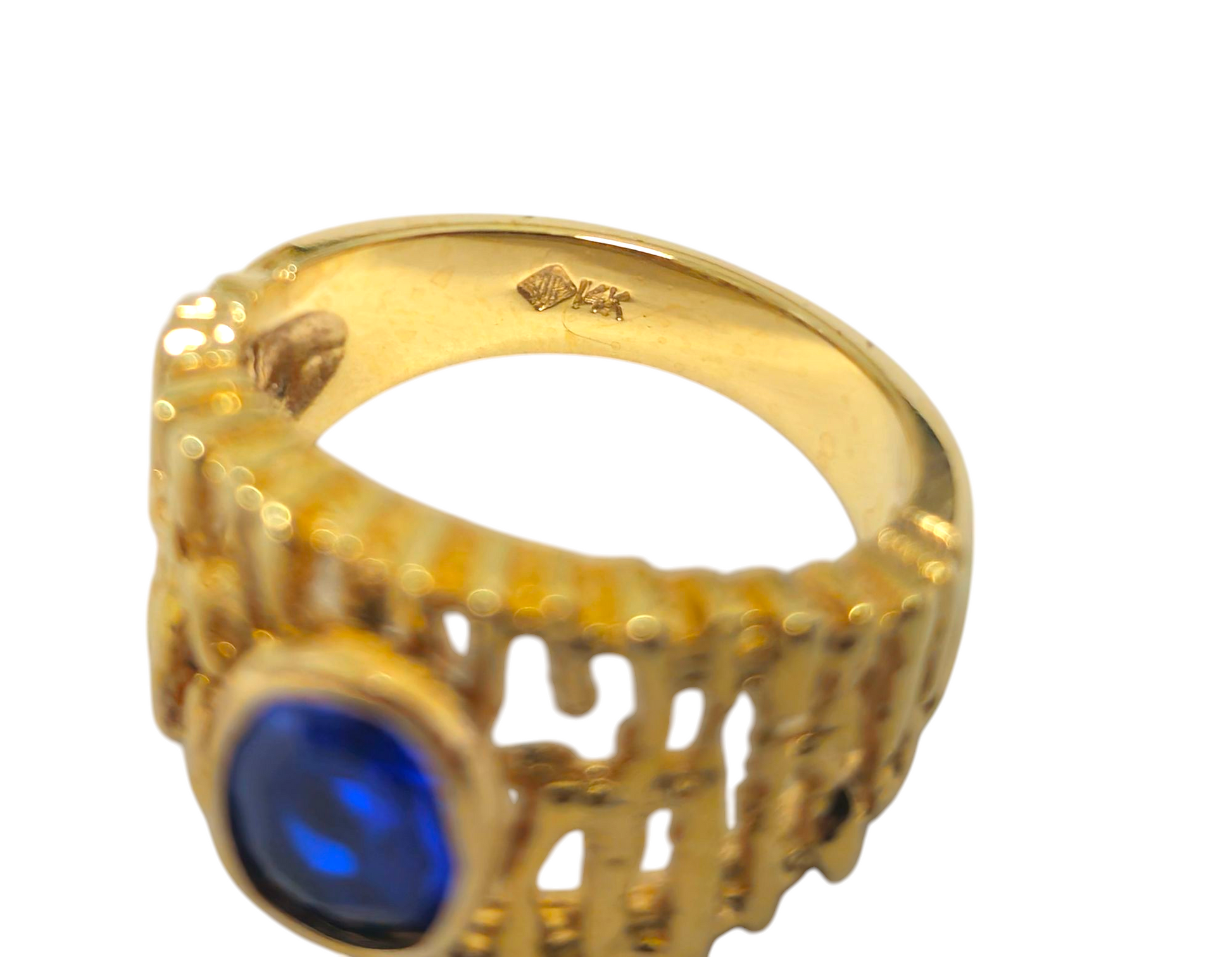 Mid-century style blue sapphire ring in 14k gold featuring a natural blue sapphire gemstone.