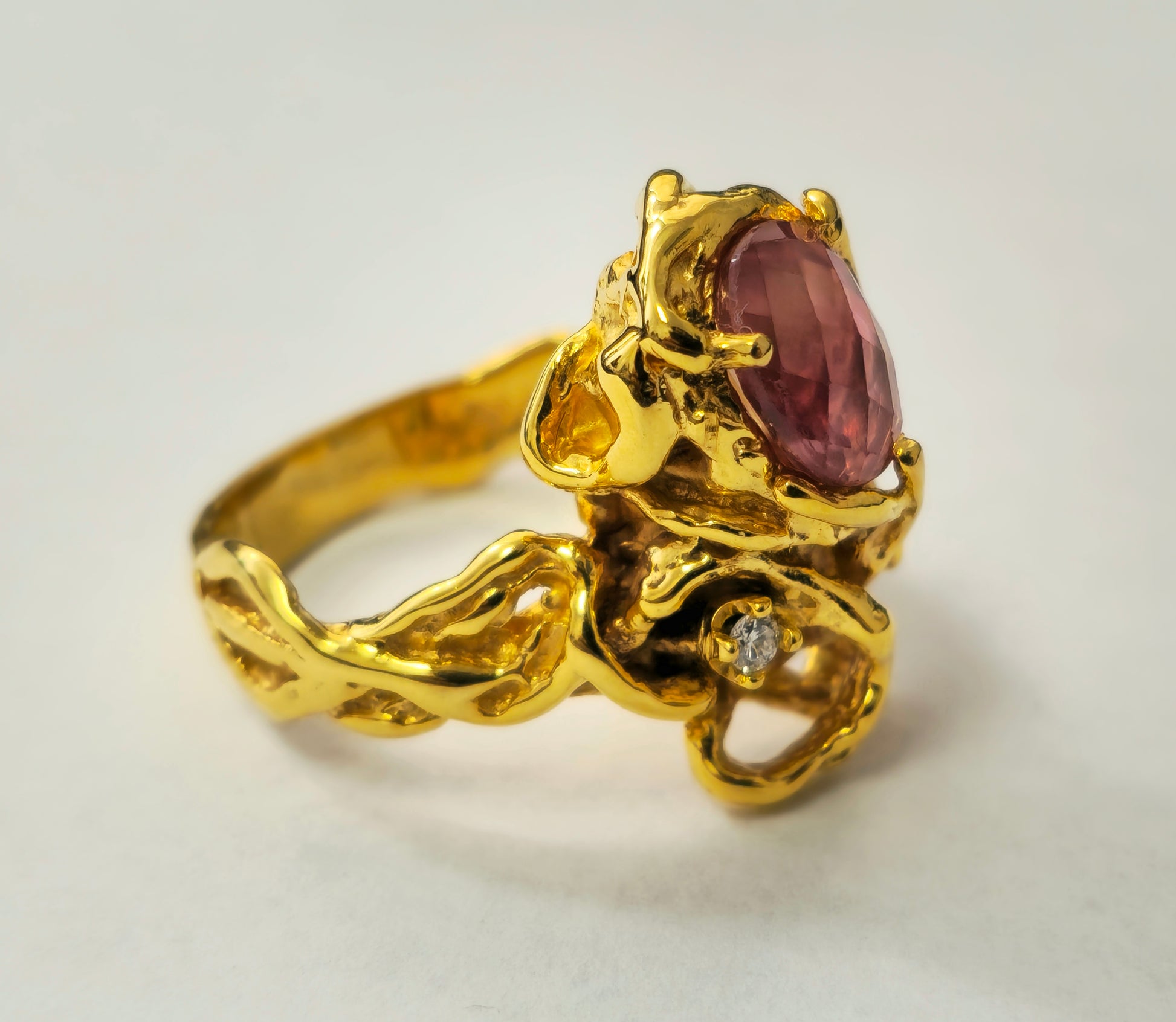 Art Nouveau Style 1.30 Carat Sapphire Ring in 14k Gold - Pristine Diamonds