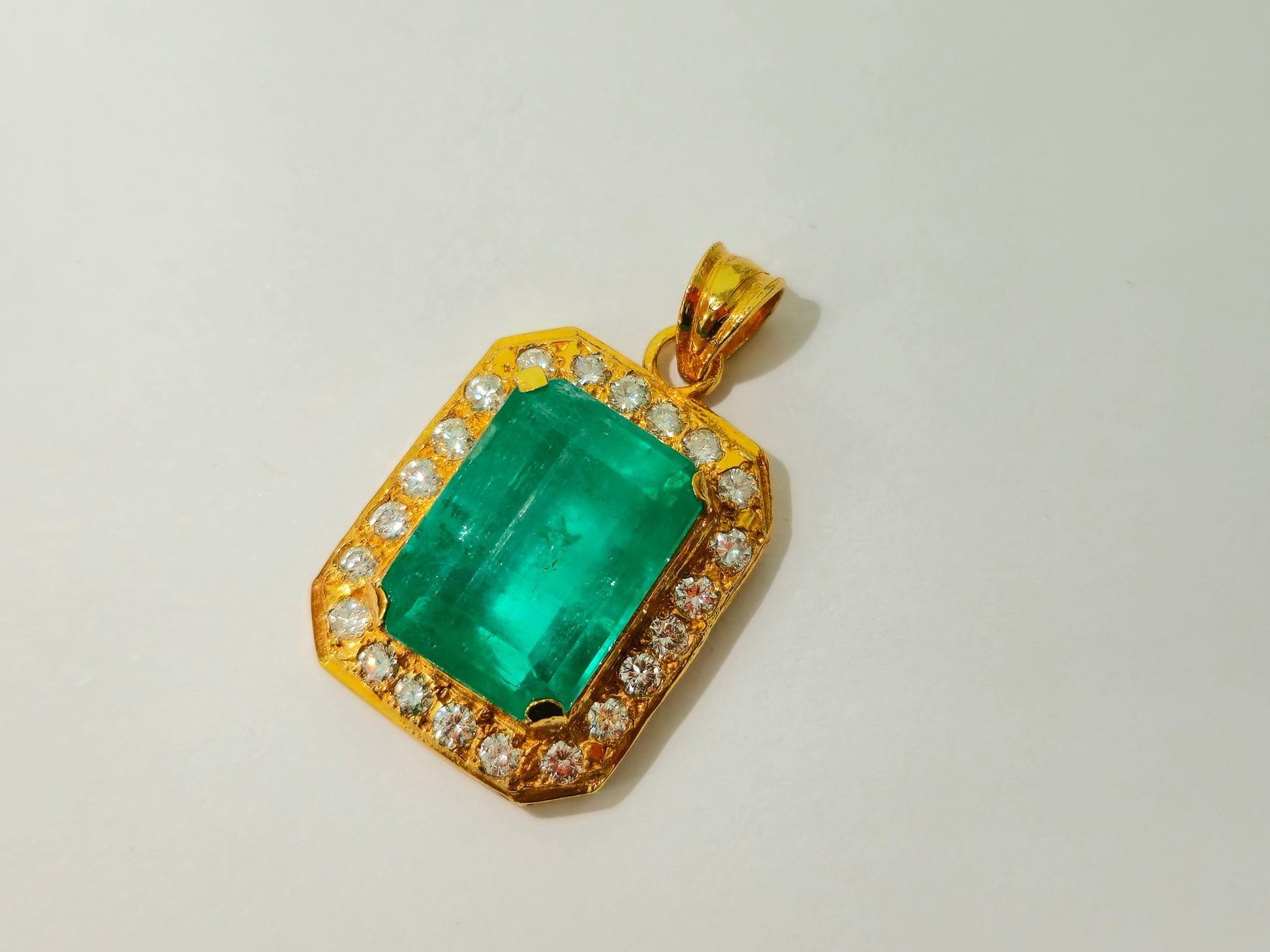 19.00ct Emerald And Diamond Pendant Necklace. - Pristine Diamonds
