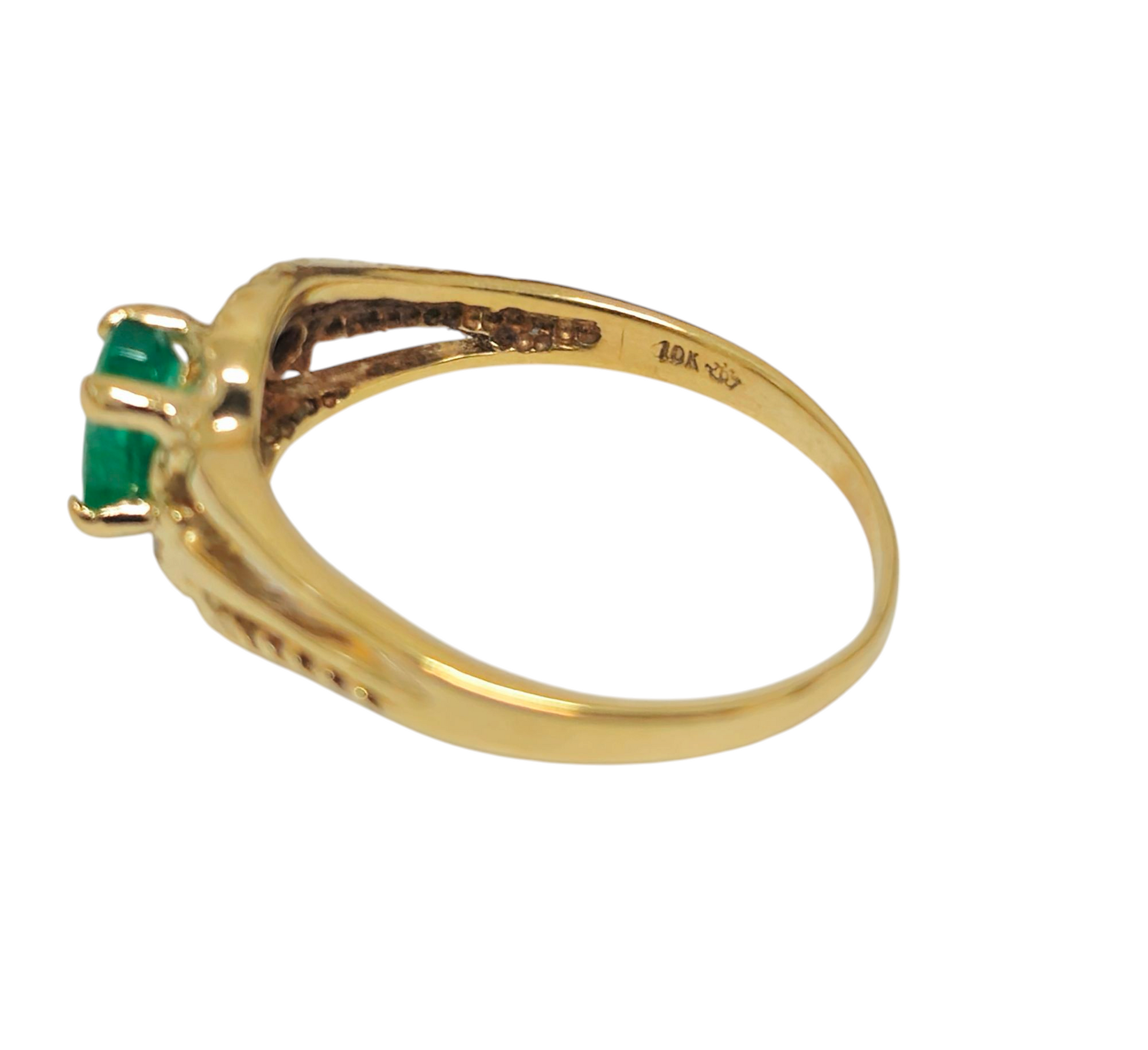 Solitaire Emerald Ring in 14K Gold