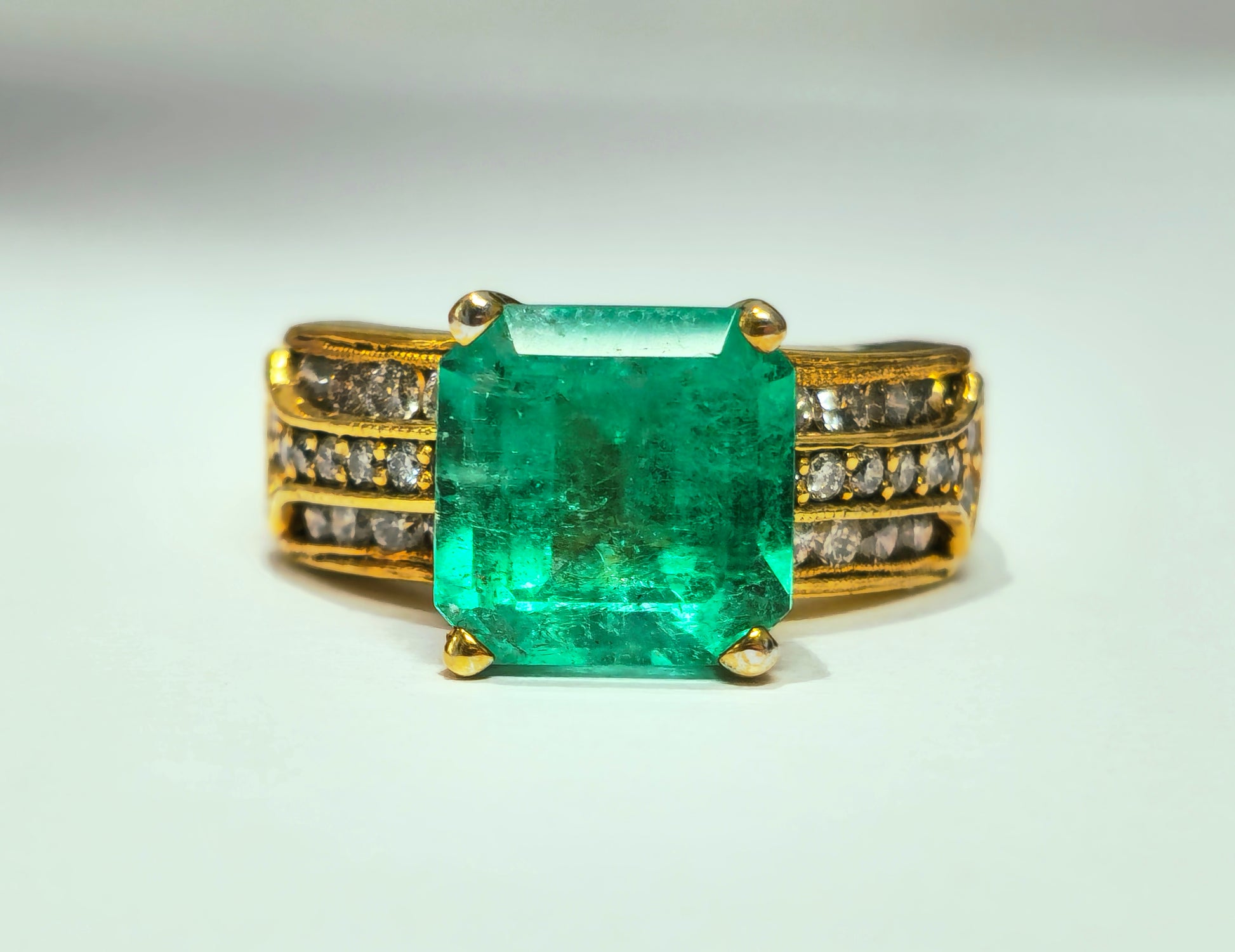 Natural 6.00 Carat Colombian Emerald and Diamond Ring - Pristine Diamonds