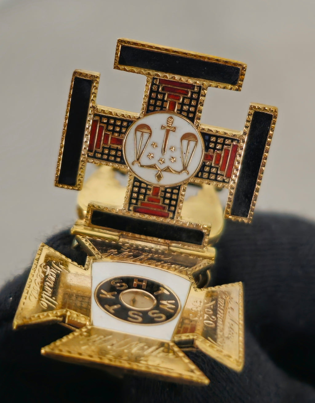 Mid Century European 1.20 Carat Emerald Religious Cross